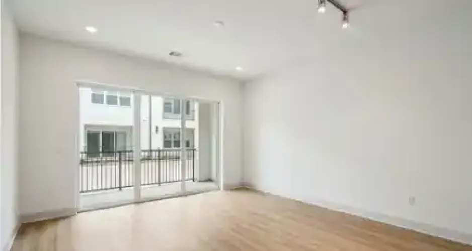 Rental by Apartment Wolf | Sam | 702 N Sam Houston Pky E | apartmentwolf.com